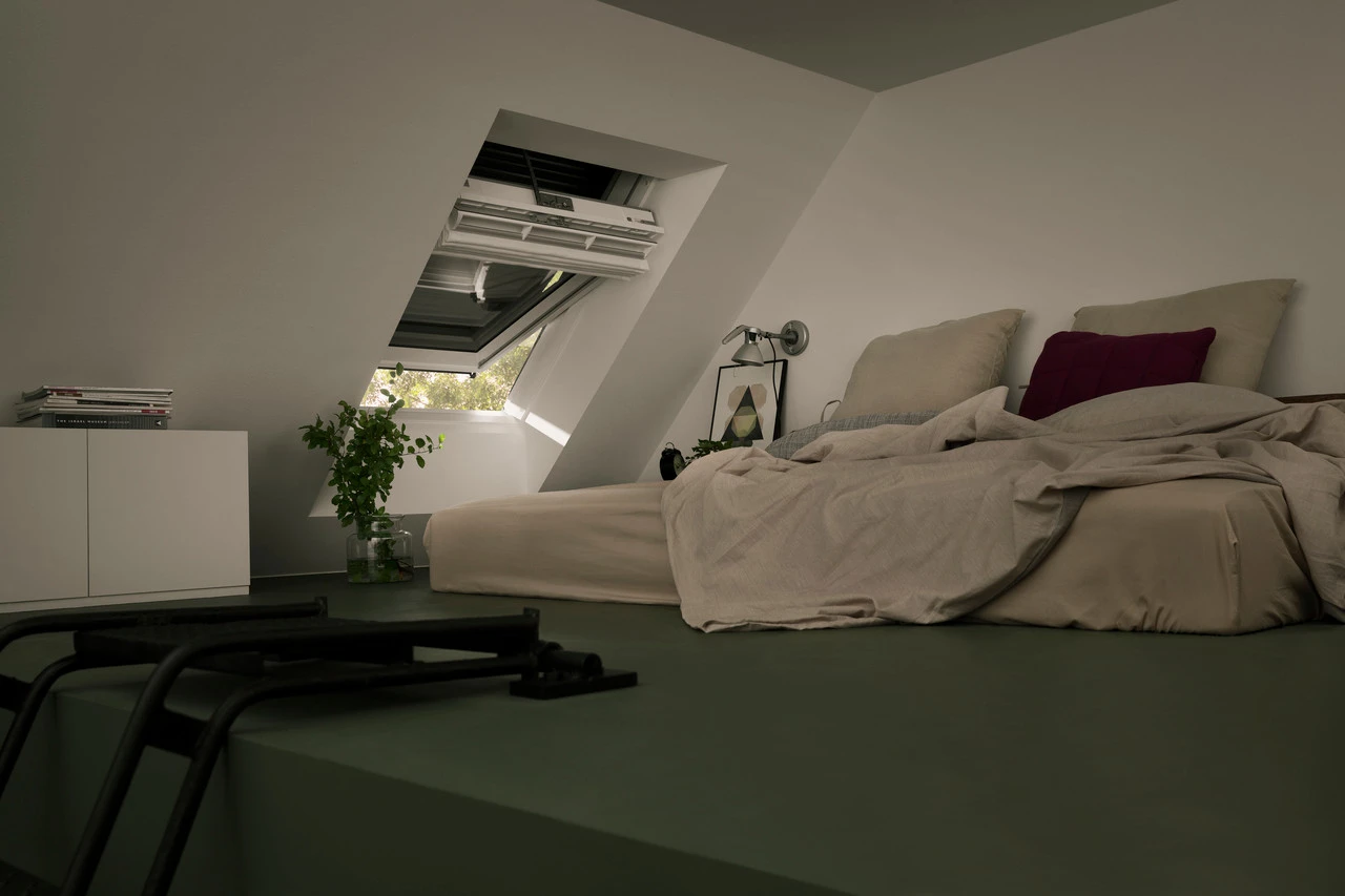 Velux GGU 0062 Centre Pivot White Polyurethane Roof Window (Various Size) - Image 3