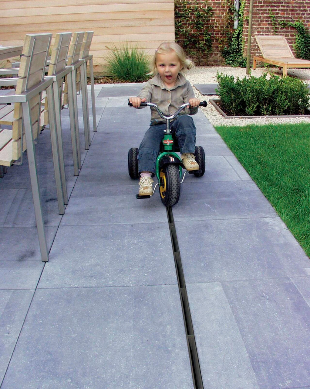 ACO HexDrain Brickslot Channel With Black Slotted Grating - Image 2