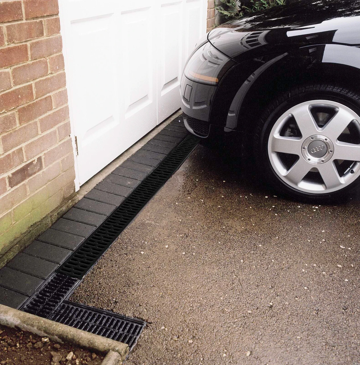 ACO HexDrain Channel A15 Black Plastic Grating 1000mm - Image 5