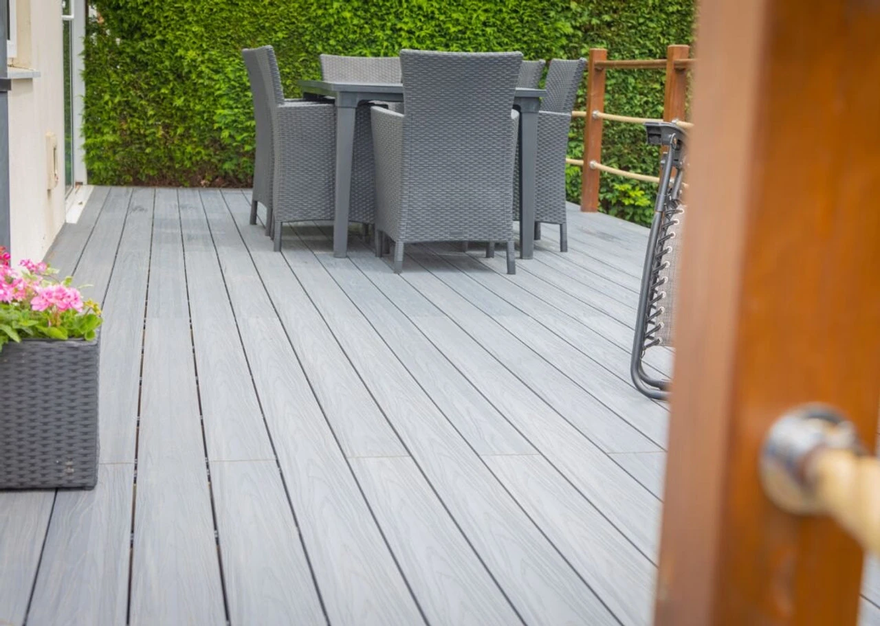 BSW Habitat+ Composite Decking Grizedale Light Grey 3600 X 135 X 22mm - Image 4